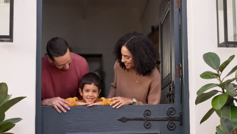 Mamá,-Papá-Y-Niño-En-La-Puerta-De-Casa-Disfrutando-De-Nuevos