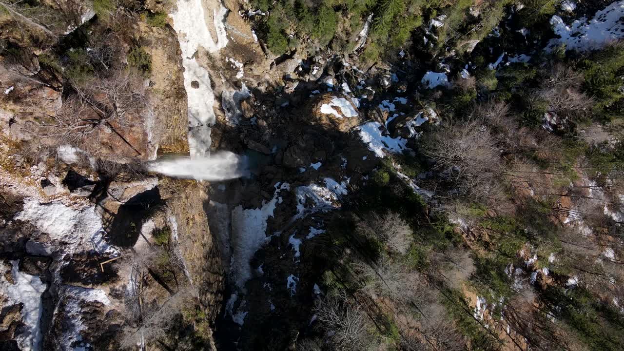 chorros de cascadas pericnik eslovenia, bosques y acantilados