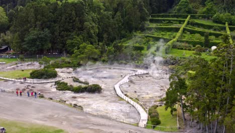 Holzsteg-über-Dampfende-Thermalquellen,-Furnas,-Azoren,-Antenne