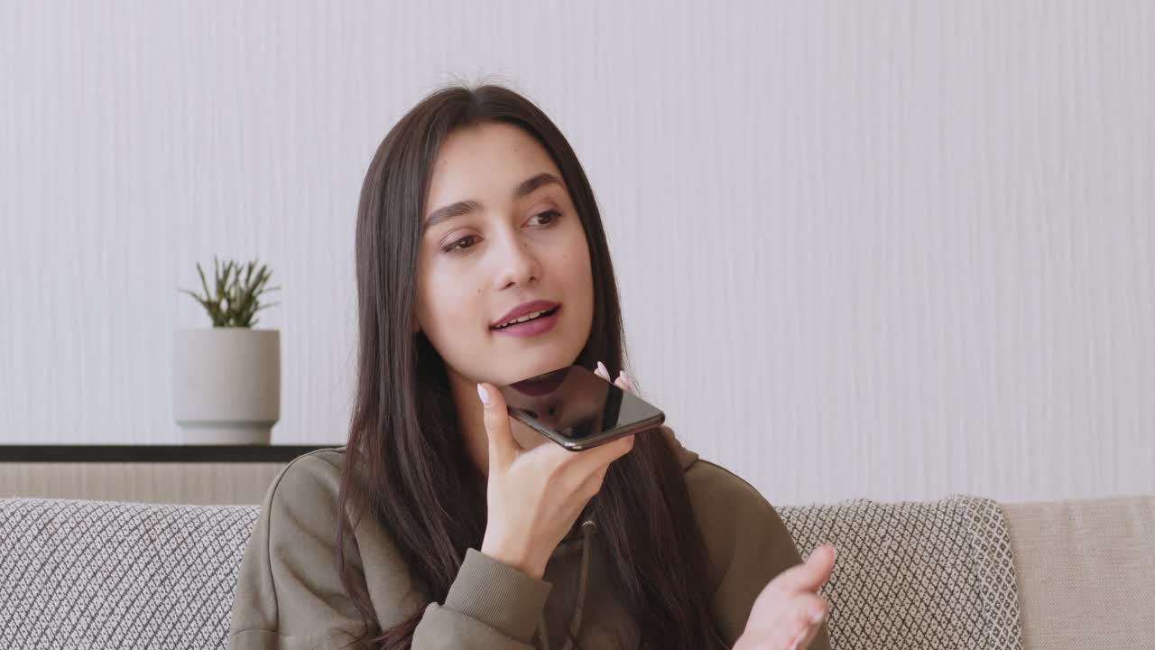 Donna che usa l'assistente vocale dello smartphone