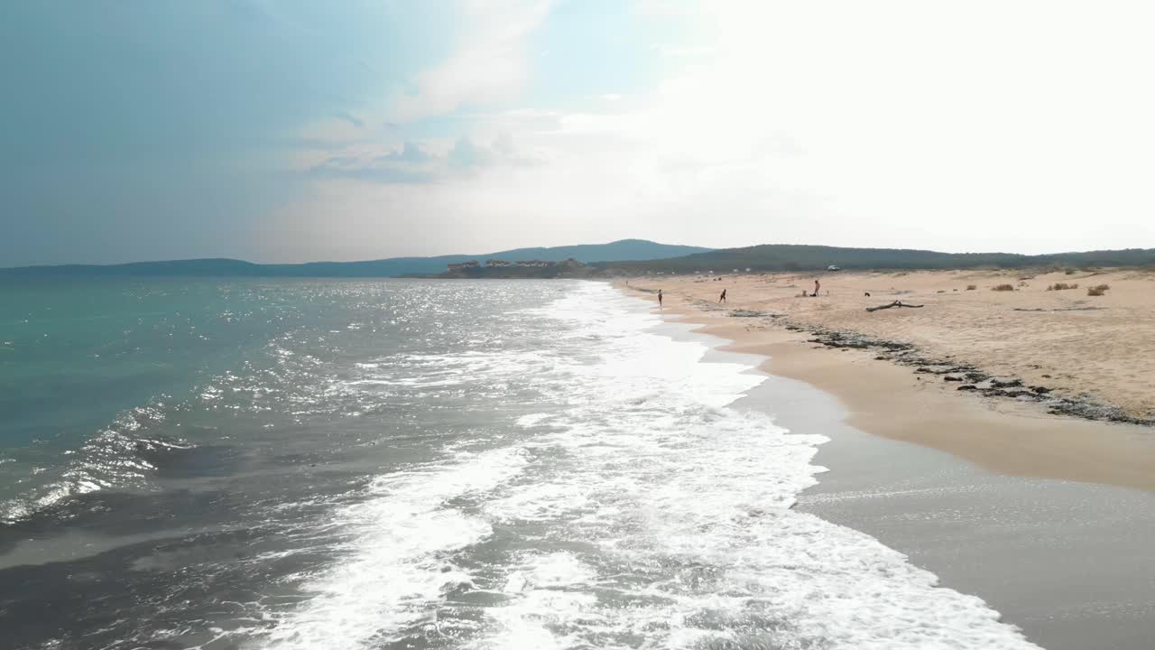 공중 영상 - 파도와 해변 위를 날아가는 바다 해안과 평행한 드론 촬영 - 소조폴, 불가리아