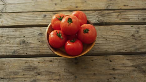 Vídeo-De-Tomates-Frescos-En-Un-Recipiente-Sobre-Fondo-De-Madera