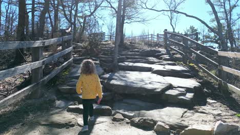 Kleinkind-Wandert-Hinter-Der-Mutter-Den-Berg-Hinauf,-Pilot-Mountain,-Mount-Airy-North-Carolina