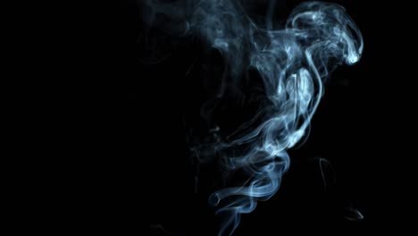 una franja de humo sobre un fondo negro que se mueve hacia arriba.