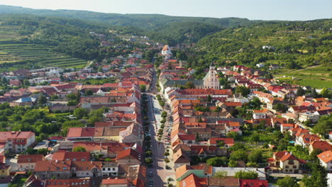 amplio y revelador disparo de dron de svaty jur o san jorge en bratislava, eslovaquia