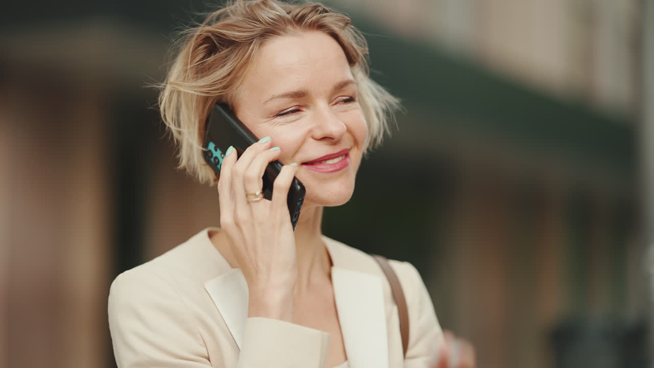 Imprenditrice parlando al telefono