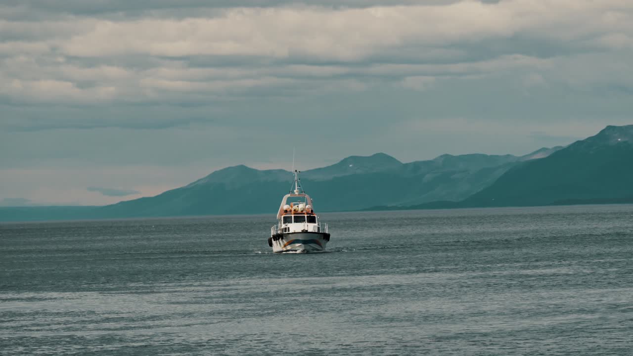 barco navegando a través del canal beagle cerca de ushuaia en tierra de fuego en argentina, patagonia