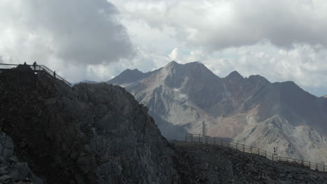 Toma-Aérea-De-Drones-De-Un-Glaciar-Que-Se-Desvanece-En-Los-Dolomitas-Italia