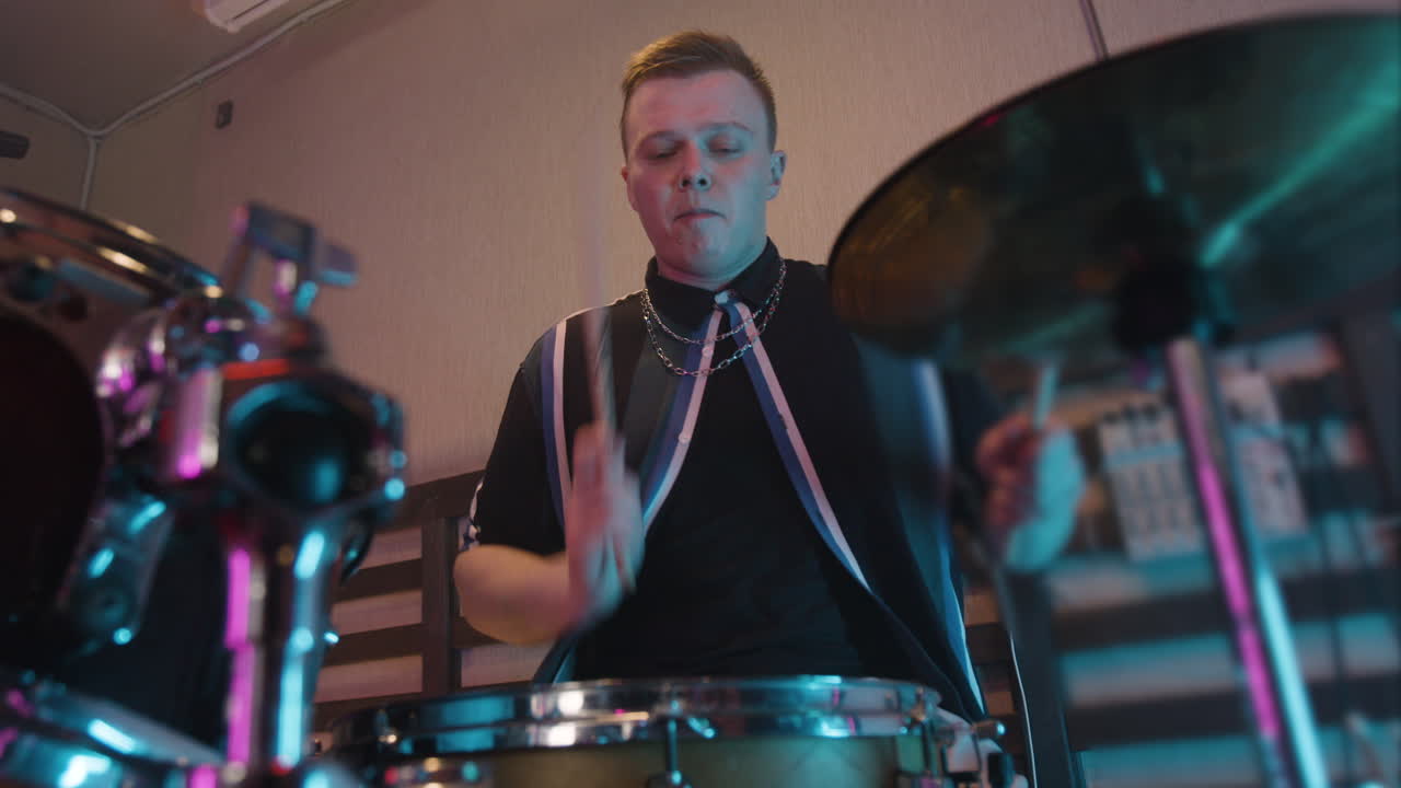 녹음 스튜디오 6에서 리허설 중인 음악 밴드