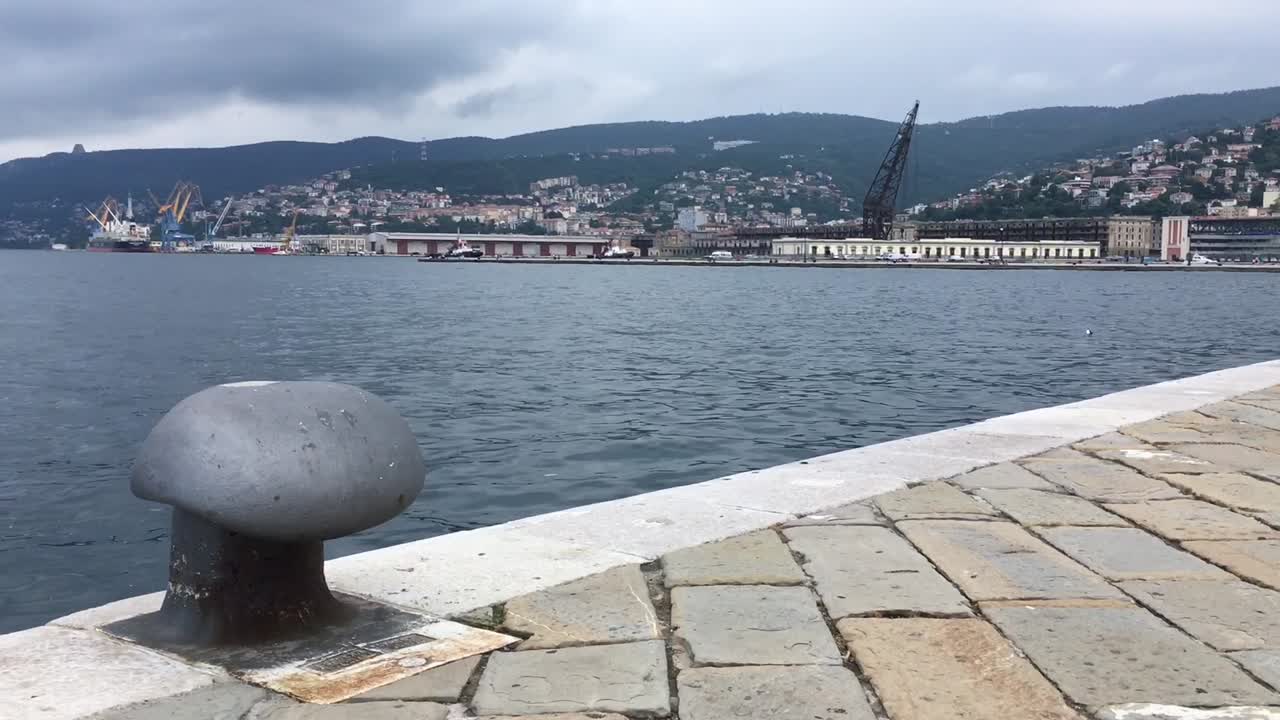 바다의 돌 부두, 멀리 있는 도시