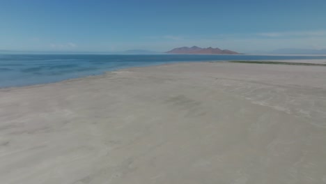 orbitando inclinado hacia abajo pedestalando en el gran lago salado en utah
