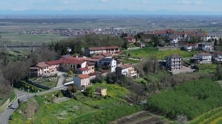 Ripresa aerea che mostra la bellissima città di Gabiano, Italia