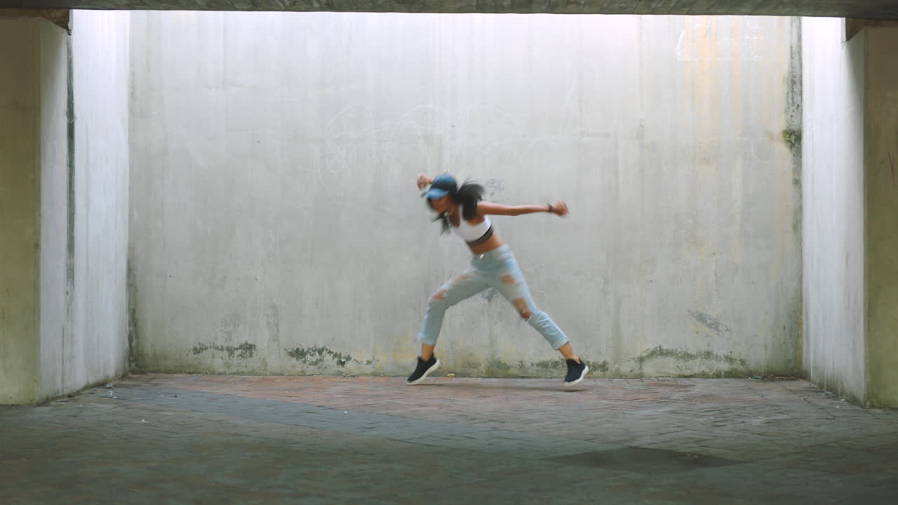 mujer, artista callejera de danza urbana y hip hop