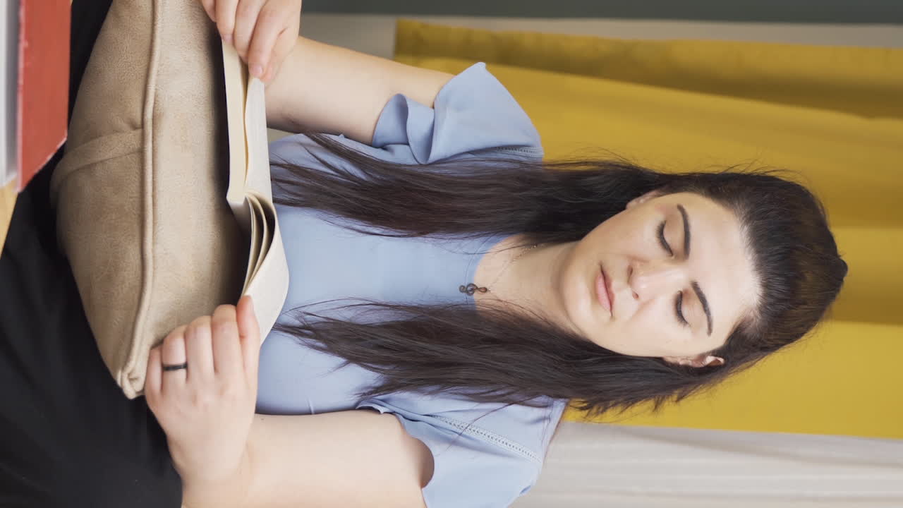 vídeo vertical de una mujer paranoica mirando alrededor de su casa.