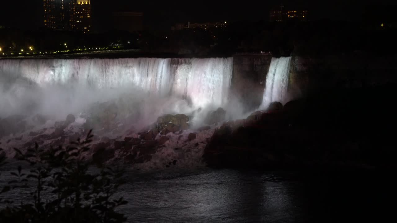 cascada de las cataratas del niágara en la noche iluminada en blanco