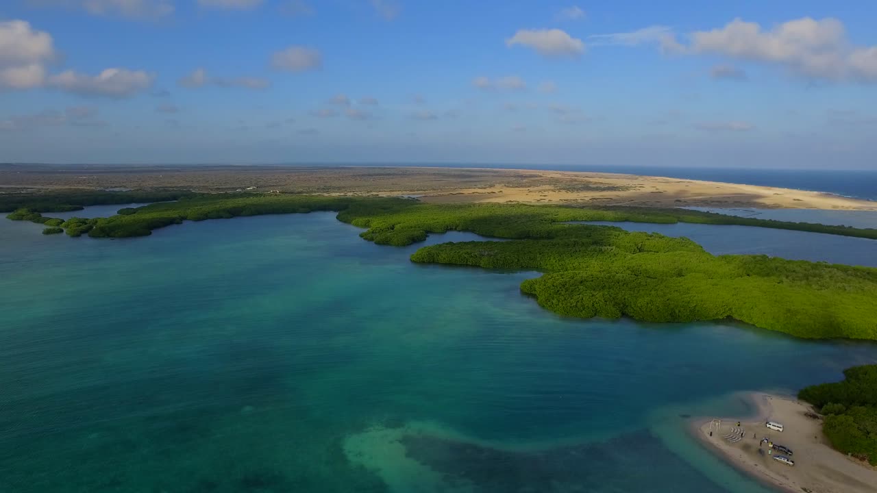 Bonaire, Hollanda Antilleri'ndeki Lac Koyu'nun lagünü ve mangrovları