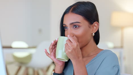 Mujer-De-Negocios-Disfrutando-De-Un-Cafe