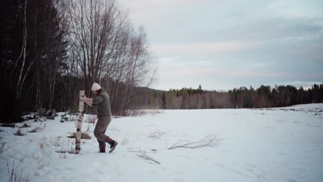 El-Hombre-Transporta-Un-Tronco-Para-Usarlo-Como-Leña-En-Invierno---Toma-Estática