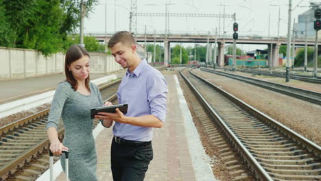 jóvenes esperando el tren