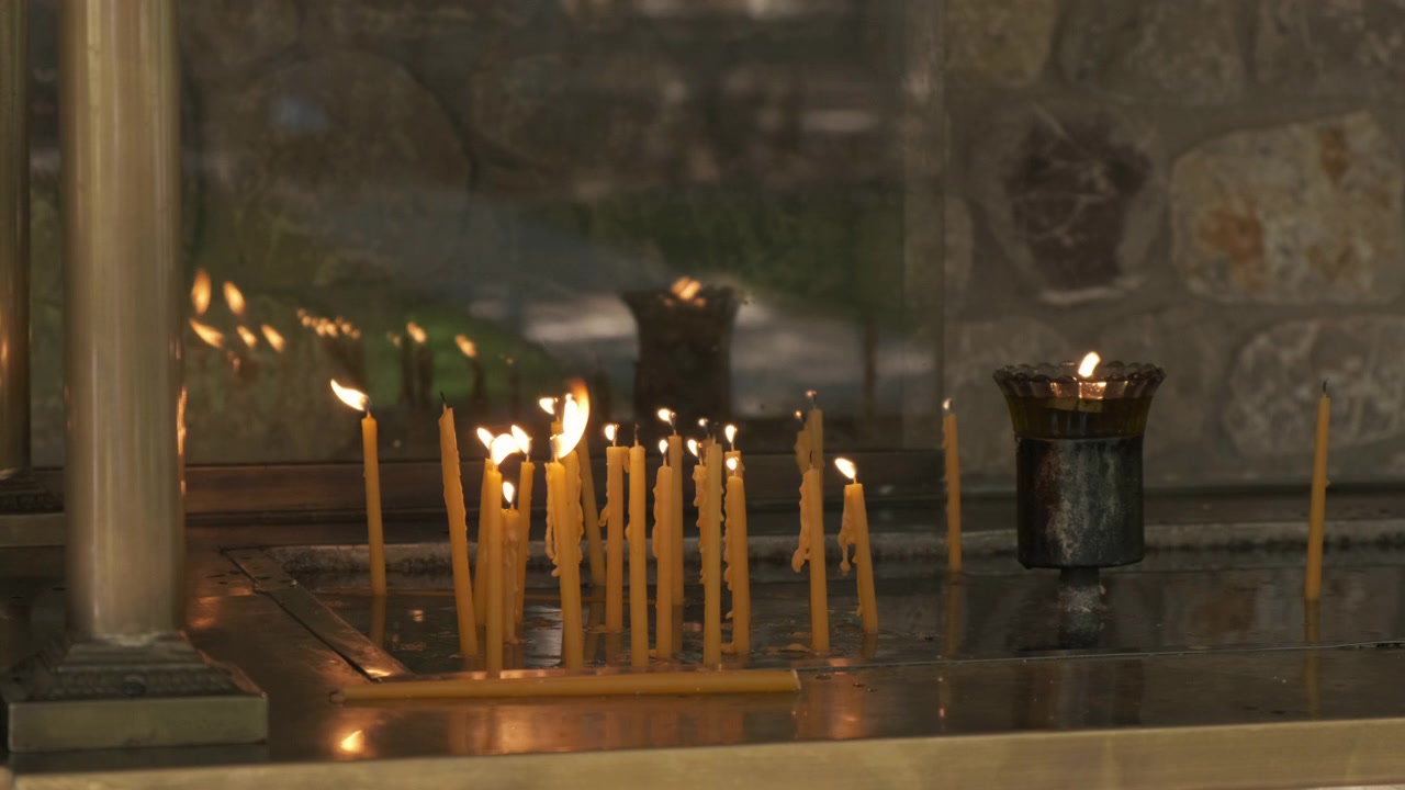 Candele riflesse su un centrotavola religioso al rallentatore