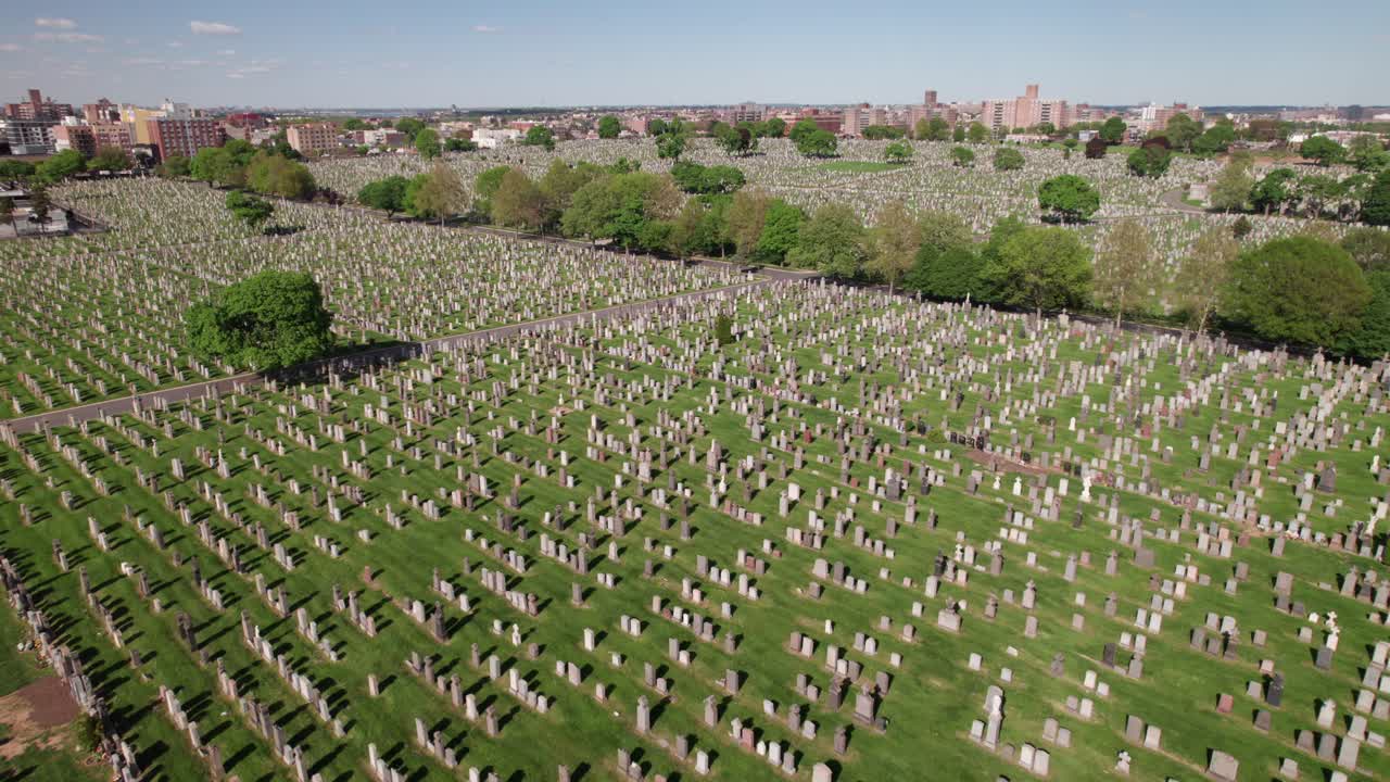 cementerio masivo del calvario en queens, nueva york, disparo de un dron de 4k