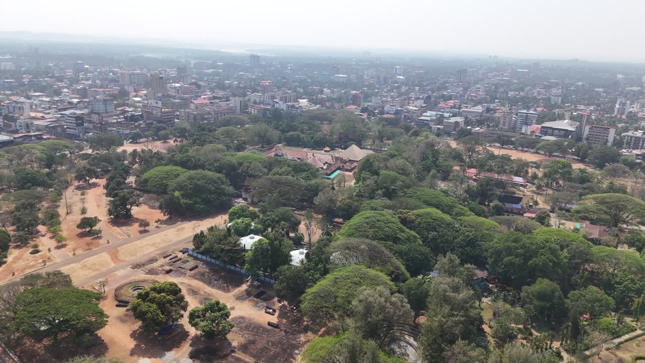 Thrissur is known as the cultural capital of Kerala,n the center is Vadakkumnathan Temple