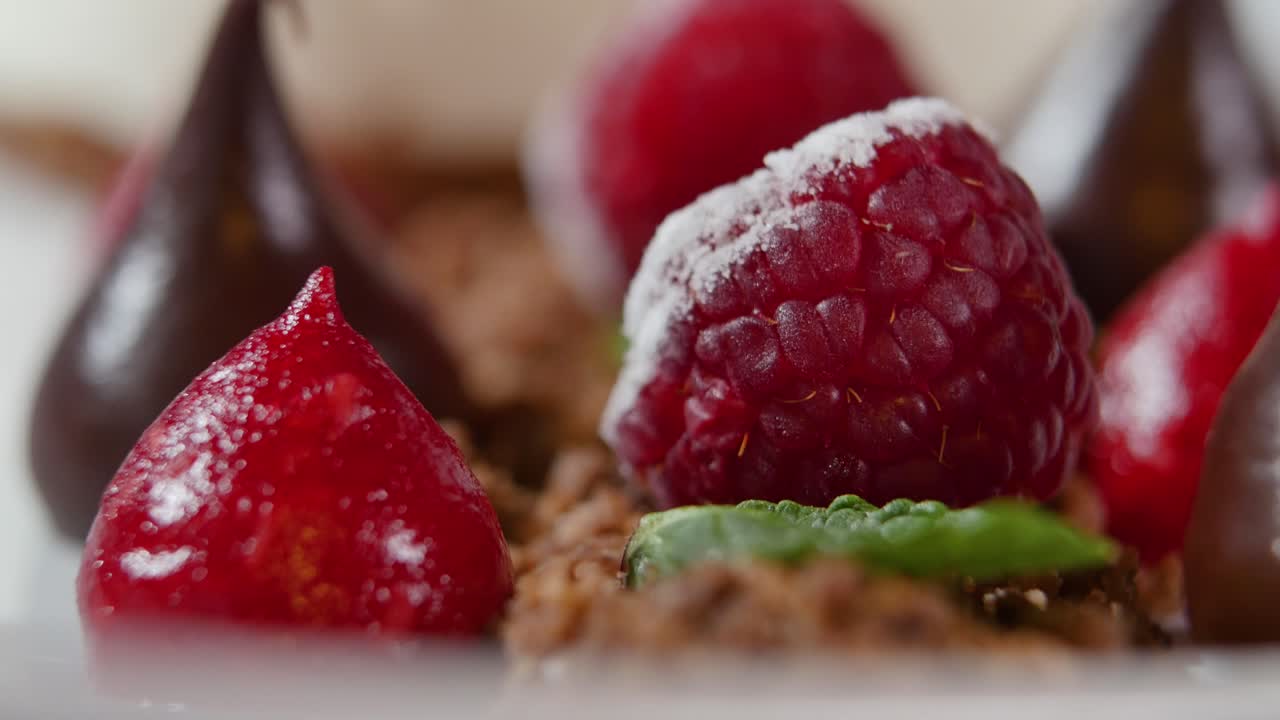 라즈베리 와 초콜릿 이 들어 있는 디저트 의 클로즈업