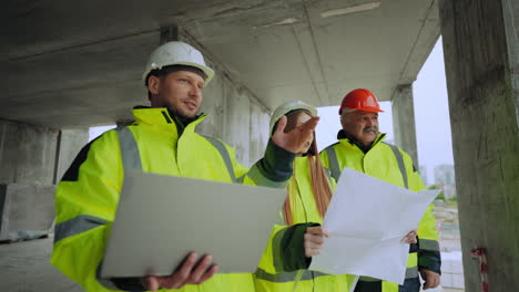 inspectores de construcción en el sitio de construcción mujer arquitecto capataz e ingeniero civil están viendo el edificio