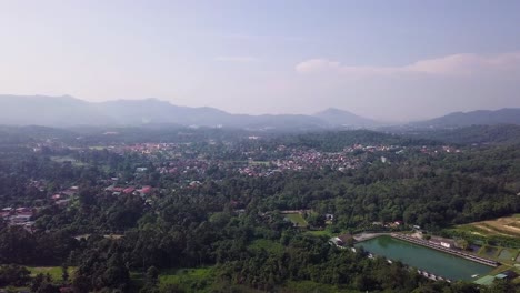 Drohnenaufnahmen-Von-Hulu-Langat-In-Der-Nähe-Der-Außenbezirke-Von-Kuala-Lumpur,-Malaysia-5