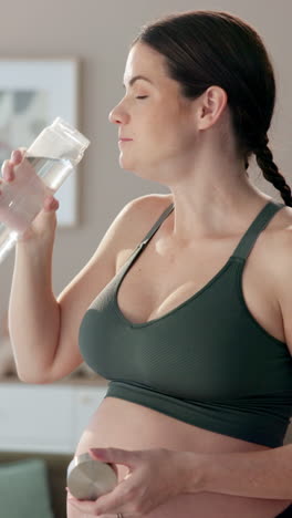 mujer embarazada bebiendo agua después de un entrenamiento