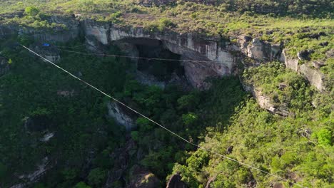 descenso aéreo zoom-in highliner en la línea alta gruta do lapão, chapada diamantina, bahía