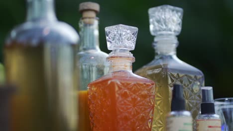 primer plano de diferentes botellas de vidrio clásicas con bebidas alcohólicas en el mostrador de la barra