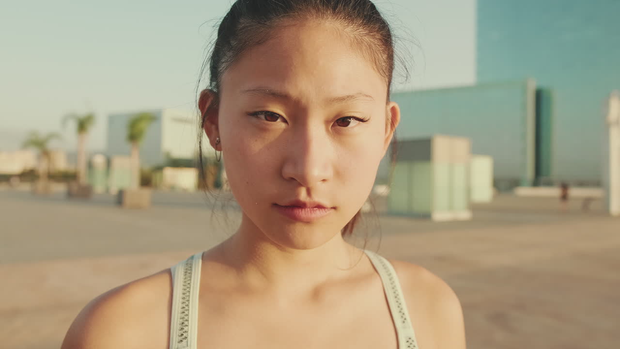 屋外にいるアジア人女性のポートレート。