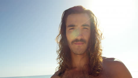 hombre de pie en la playa 4k