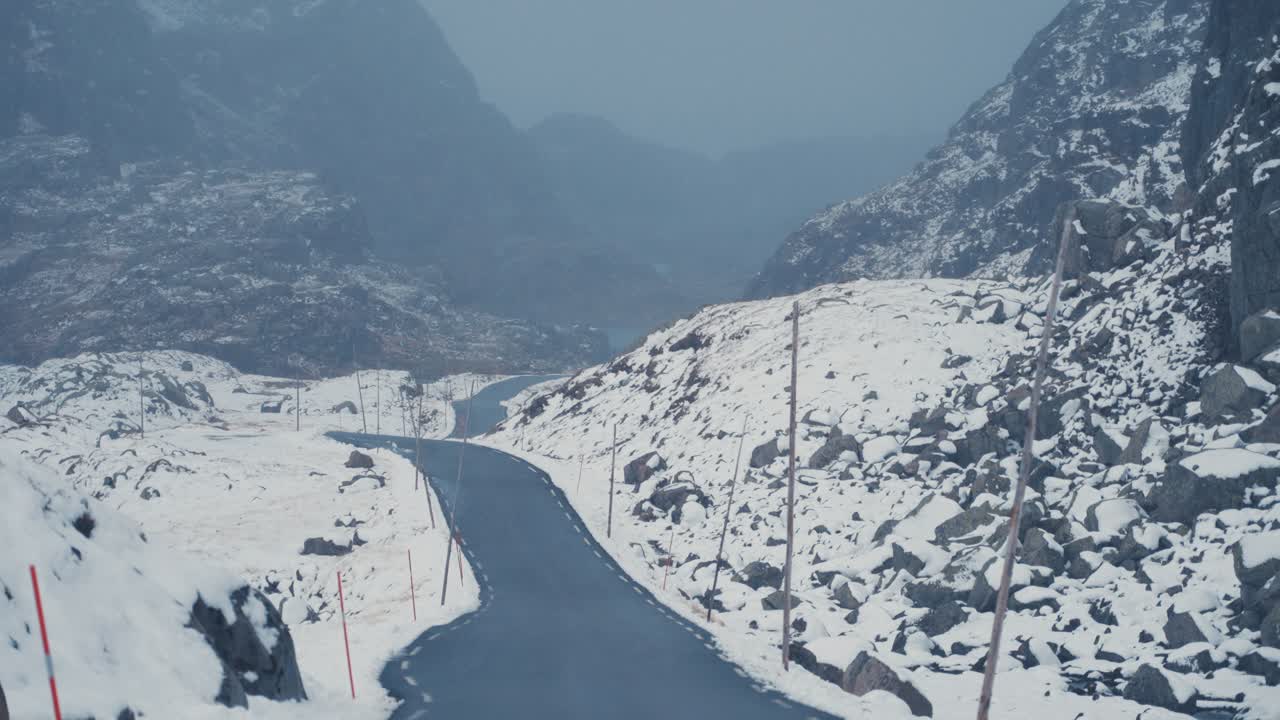 늦가을에 관광 루트 ryfylke를 따라 운전하십시오.