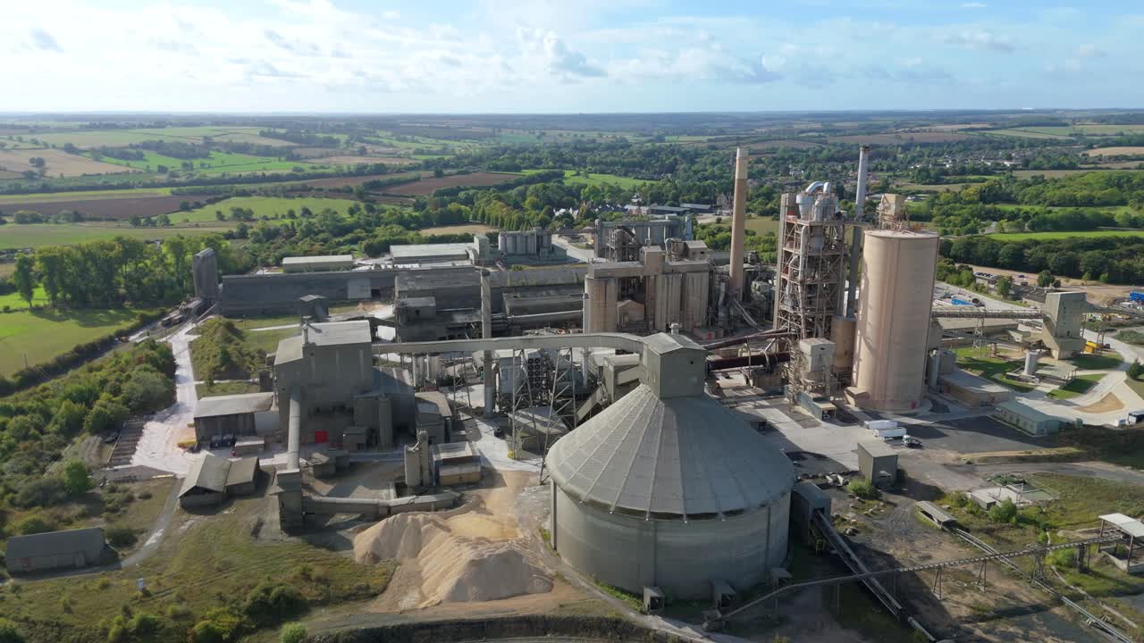Industrielle Anlage zur Herstellung von Zuschlagstoffen mit Schornsteinen und Förderbändern, gefilmt von einer Drohne in der Nähe von Stamford, Vereinigtes Königreich