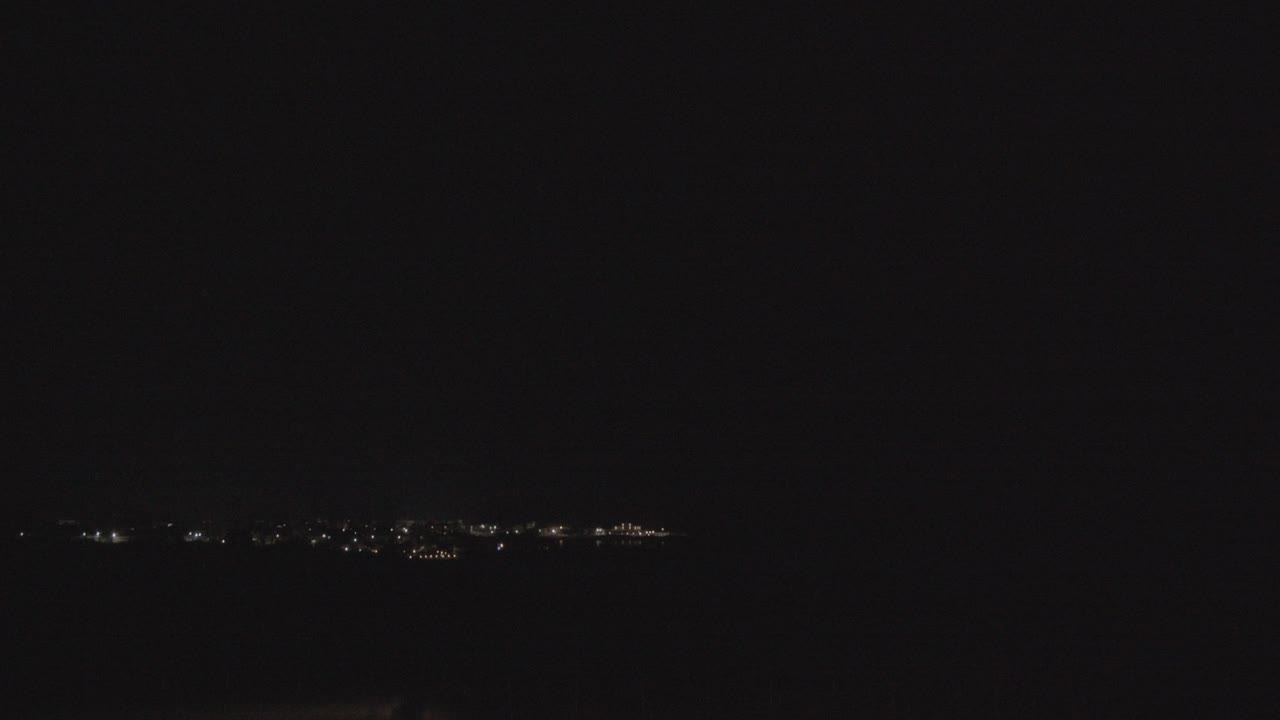 여름밤 뇌우와 섬마을에 구름이 있는 어두운 하늘