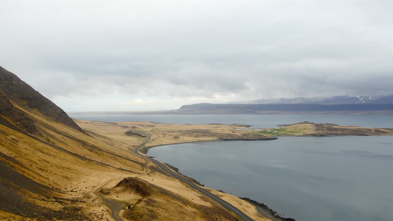 Vista panorámica aérea sobre un fiordo en Islandia