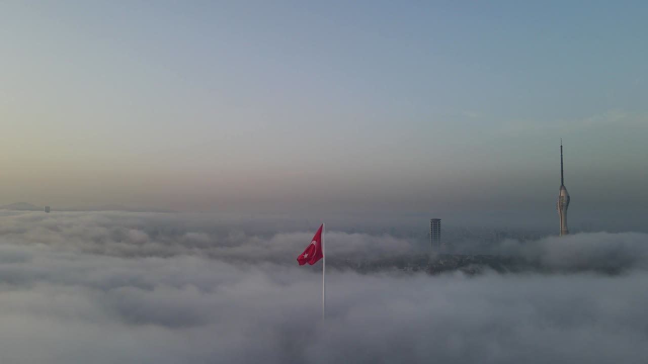 안개 위에 있는 터키 발, 카밀리카 언덕, 우스쿠다르