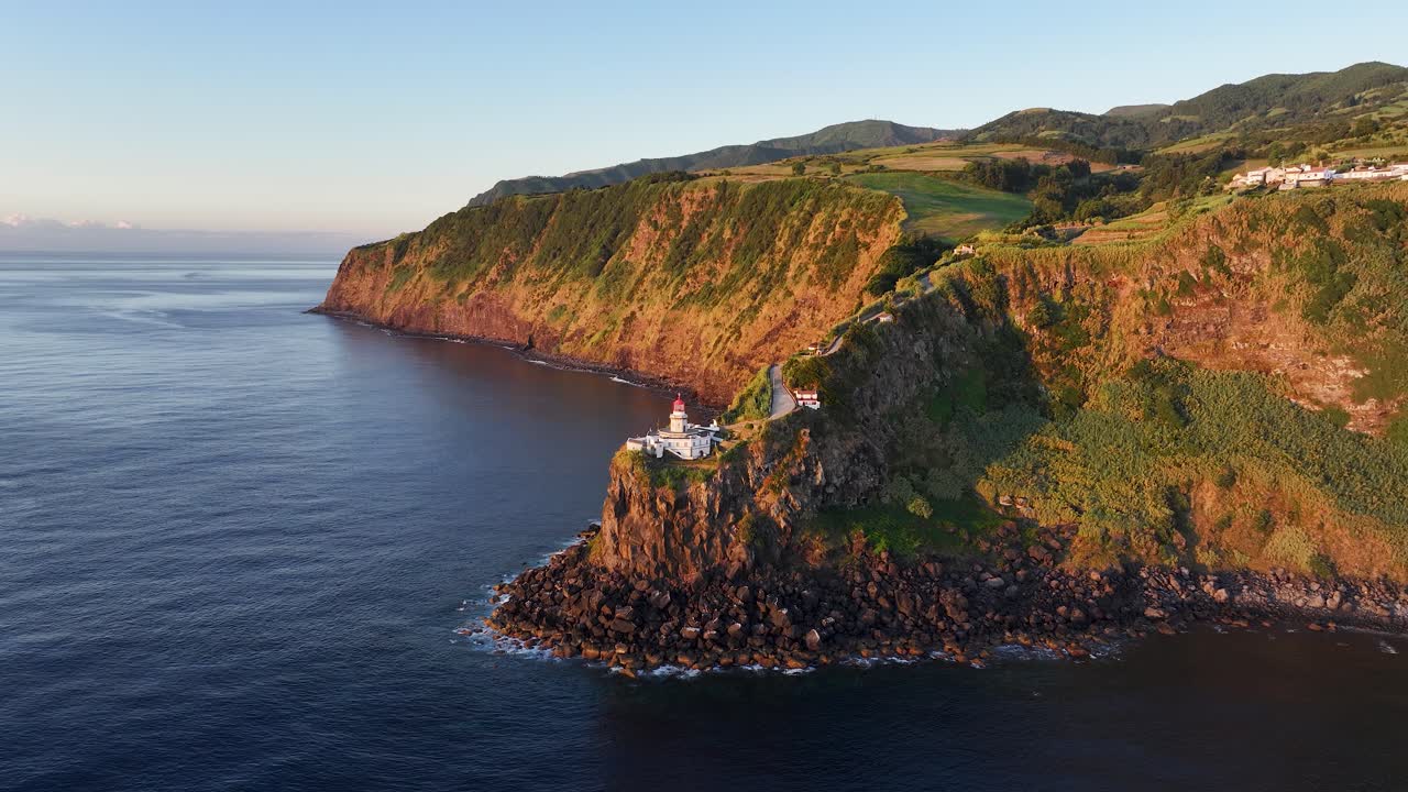 vista aérea del amanecer del faro de arnel situado en la cima del promontorio de la isla de sao miguel