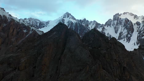 Dron-Aéreo-Giratorio-Disparado-Alrededor-De-Un-Pico-Del-Glaciar-Ak-sai-En-Kirguistán