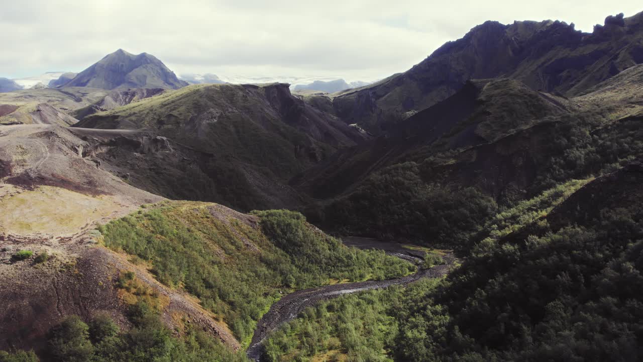 Vista aerea della valle di Thor, fiume glaciale tra montagne erbose, famoso paesaggio iconico del parco nazionale islandese
