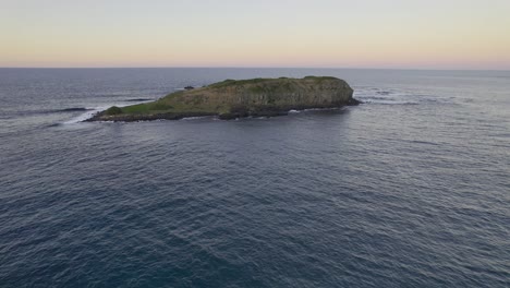 Flying-Towards-The-Cook-Island---Joong-urra-narrian-Island-In-New-South-Wales,-Australia