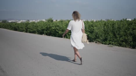 mujer caminando por un camino de campo