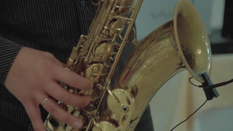 Saxophonist-Spielt-Saxophon-Aus-Nächster-Nähe