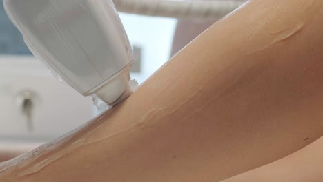 depilación láser - procedimiento de depilación. flash de depilación láser de diodo, esteticista elimina el pelo en hermosas piernas femeninas, depilación para piel lisa, procedimiento láser en un estudio de belleza o clínica, tratamiento de depilación para el cuidado del cuerpo.