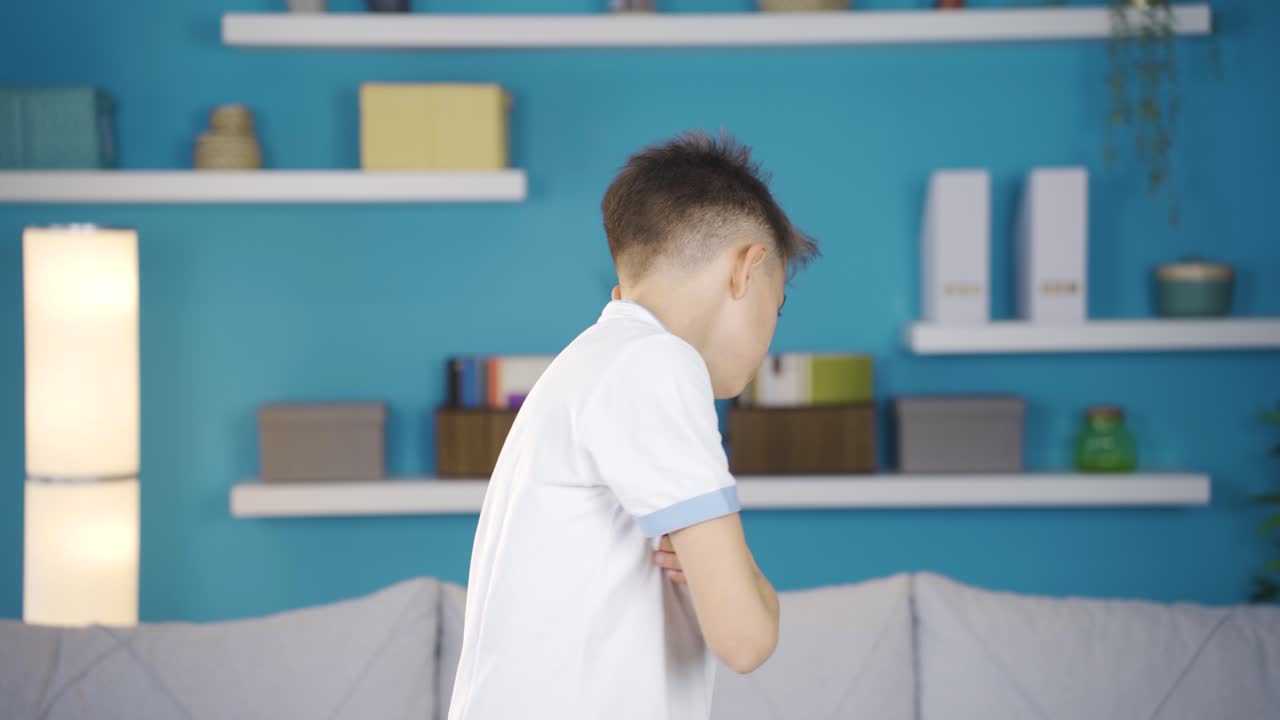 상처받은 소년은 불행하게 주위를 둘러보았습니다.