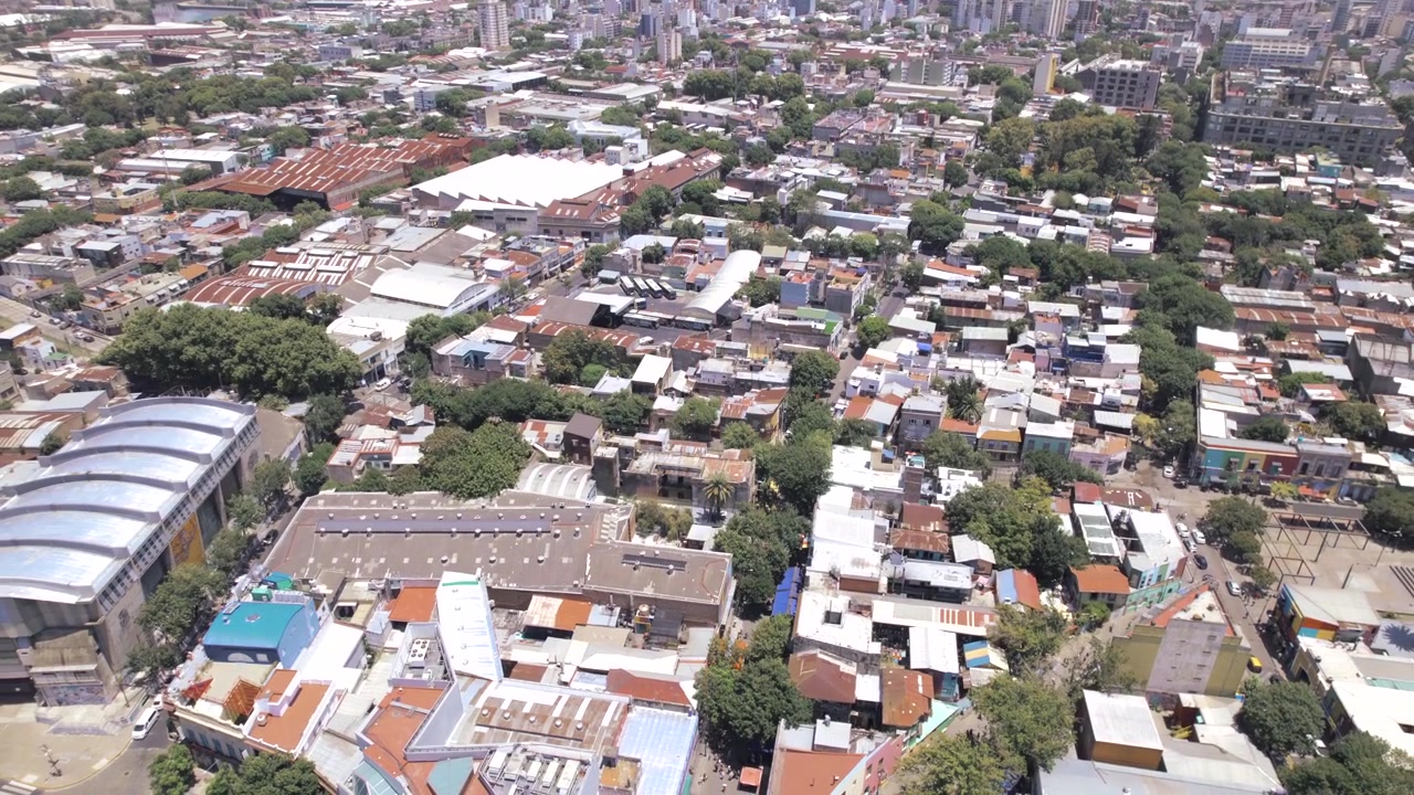 Vista aérea de drone 4K do Caminito em La Boca, Buenos Aires, Argentina. Ruas coloridas, edifícios históricos e uma das atrações culturais e turísticas mais icônicas da cidade.