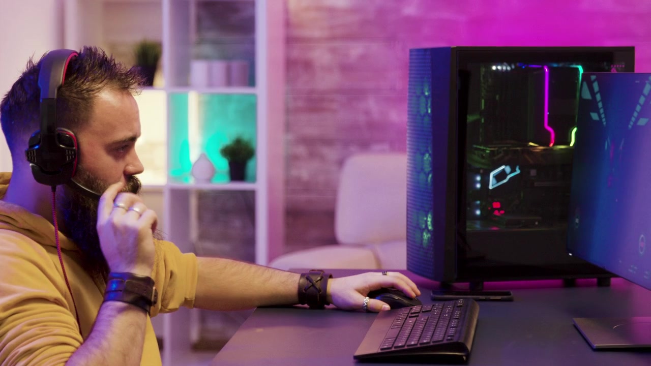 Gamer concentrato compete al computer a tarda notte