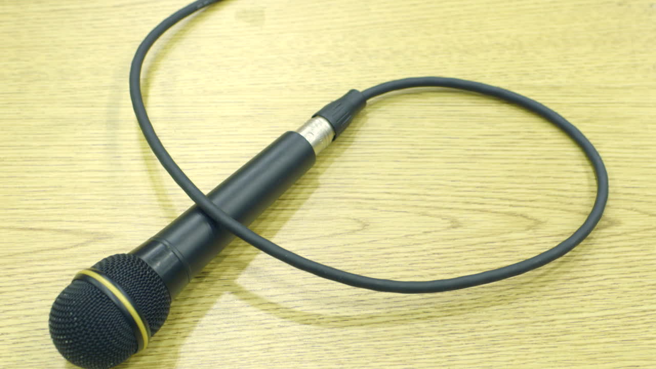 micrófono sentado en una mesa